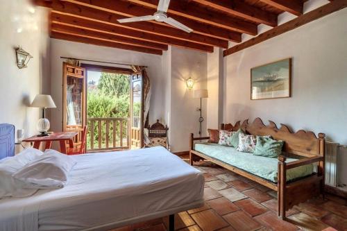 1 dormitorio con 1 cama y 1 sofá en Casa del Aljibe en Granada