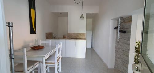 Virtuvė arba virtuvėlė apgyvendinimo įstaigoje SARDINIA SUITES & APARTMENTS -Casa-Loft a pochi passi dal centro-