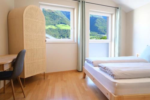 um quarto com duas camas e uma mesa e duas janelas em Apartment Plantitsch em Naturno