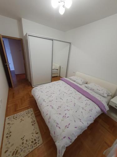 - une chambre avec un grand lit dans l'établissement Sunshine, à Trebinje