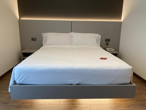 Un ou plusieurs lits dans un hébergement de l'établissement Fly Bike Hotel