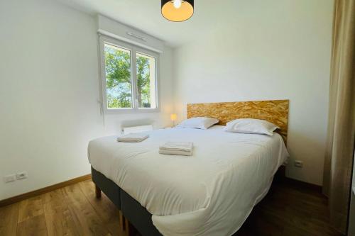 A bed or beds in a room at New house in the heart of a hamlet near Amboise and Chenonceaux