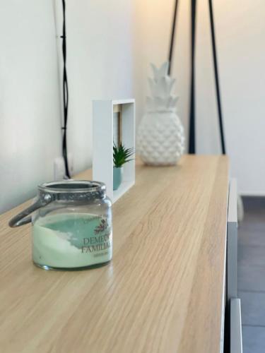 une bougie au-dessus d'une table en bois dans l'établissement New house in the heart of a hamlet near Amboise and Chenonceaux, à Athée-sur-Cher