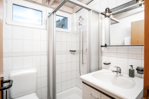 W łazience znajduje się umywalka i prysznic. w obiekcie Berggasthaus Crest'ota w mieście Lenzerheide