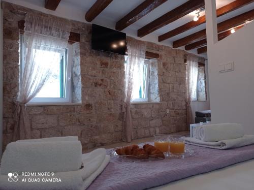 a room with a table with bread and glasses of orange juice at Studio Makala in Trogir