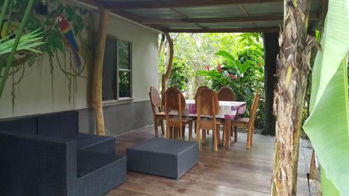 A seating area at Hotel El Colibri Rojo - Cabinas - Le Colibri Rouge