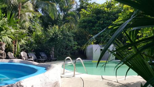 The swimming pool at or close to Hotel El Colibri Rojo - Cabinas - Le Colibri Rouge