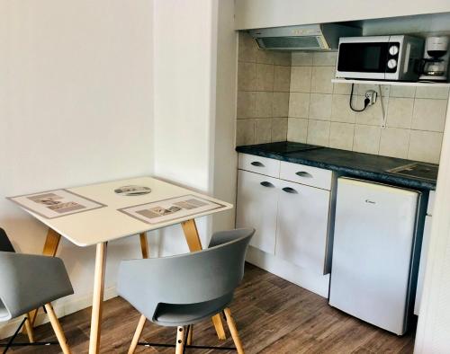 Dapur atau dapur kecil di Résidence meublée STUDIOTEL