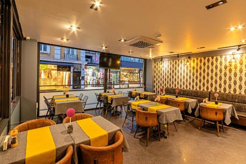 伊斯坦布尔Neda的一间有桌椅的餐厅