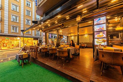 un restaurant avec des tables et des chaises dans un bâtiment dans l'établissement Neda Hotel Istanbul, à Istanbul