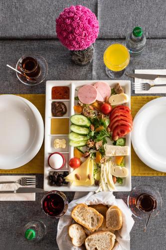 伊斯坦布尔Neda的一张桌子,上面放着食物和食物盘