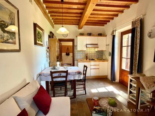 Dapur atau dapur kecil di Podere Morena with sea view, private garden, by ToscanaTour Luca