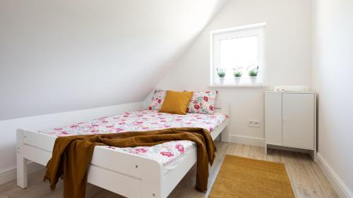 Un pat sau paturi într-o cameră la Domek Magda