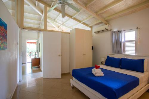 En eller flere senge i et værelse på Villa Bougainville