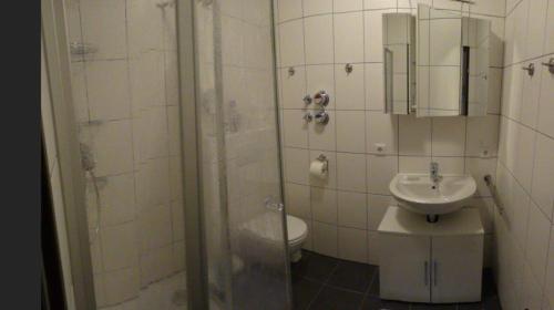 Ett badrum på Schönes einfaches Zimmer in Oldenburg