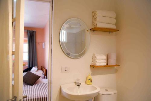 uma casa de banho com um lavatório e um espelho em GREAT LOCATION ! 4 Bedroom Home in the Heart of Cartagena em Cartagena das Índias
