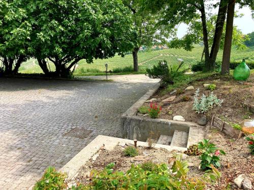 Taman di luar Brisilè Casavacanze
