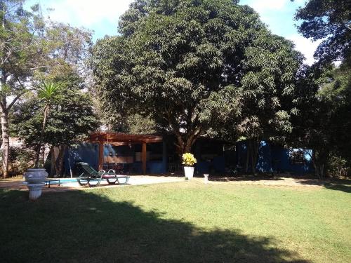 a house with a bike parked in a yard at Pousada Canto dos Passaros in Chapada dos Guimarães