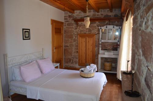 een slaapkamer met een wit bed in een kamer bij Fragrante Hotel - Adult Only (+13) in Ayvalık