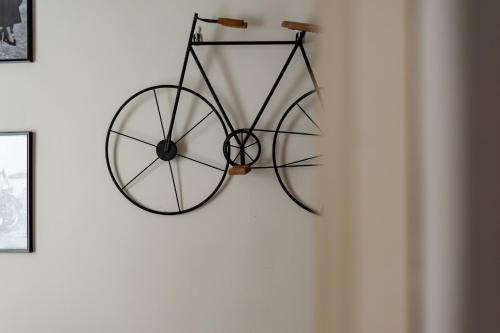 a bicycle wall clock hanging on a wall at Bed and Box - VT02 Locazione turistica in Viterbo