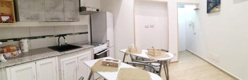 Een keuken of kitchenette bij Palermo Central To Bed