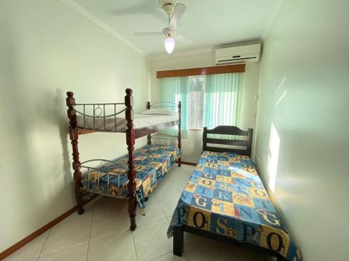 1 dormitorio con 1 litera y 1 cama individual en Res. Ilha Bela, en Bombinhas