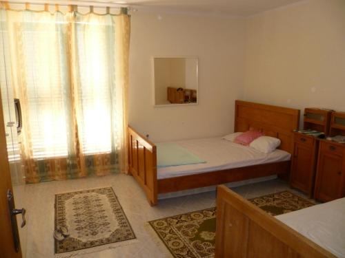 um pequeno quarto com uma cama e uma janela em Apartment in Zlarin with balcony, W-LAN, washing machine (3813-2) em Zlarin