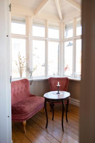 a room with two chairs and a table and a window at Prästgårdens Pensionat in Mollösund