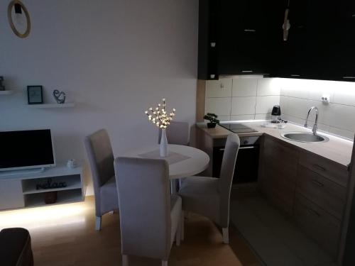 Dapur atau dapur kecil di Emili Apartman