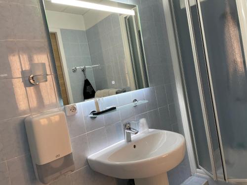 Bilik mandi di Hôtel Neptune