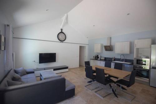 un salon avec un canapé et une table dans l'établissement BONHEUR PERIGOURDIN, à Trémolat