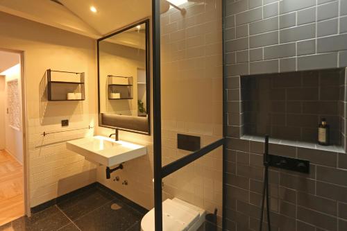 La salle de bains est pourvue d'un lavabo et d'un miroir. dans l'établissement Prime Riverside Duplex, à Porto