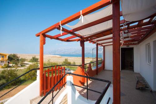 En balkon eller terrasse på Apartment in Razanac/Zadar Riviera 8231