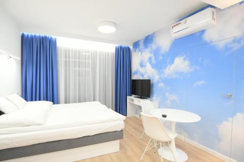 Ένα ή περισσότερα κρεβάτια σε δωμάτιο στο Blue Sky Apartments Rezydencja Niechorze - 301
