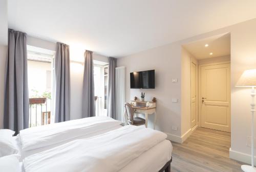 Letto o letti in una camera di Antico Borgo B&B Cannobio