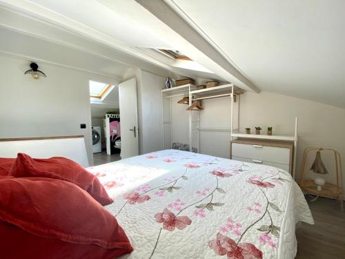 une chambre avec un lit avec des oreillers rouges dans l'établissement Appartement Cannes Centre, à Cannes