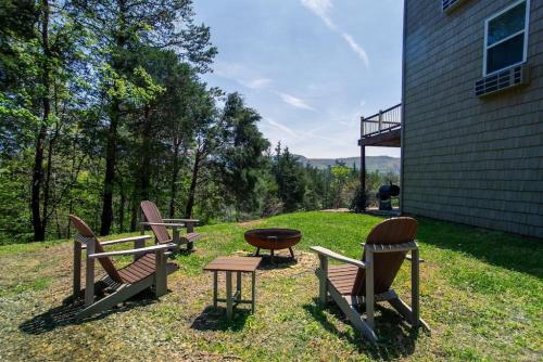 Hill Top Retreat, Lake access, hot tub, mtn view