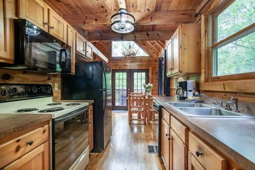Cabin in the Woods w/ Hot Tub photo 5