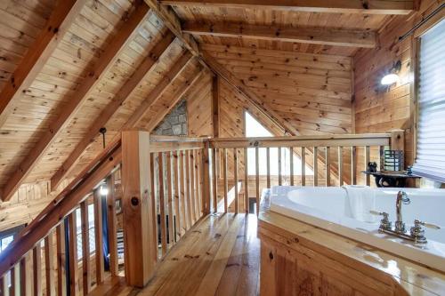Cabin in the Woods w/ Hot Tub photo 4