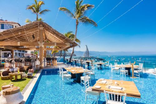 מסעדה או מקום אחר לאכול בו ב-Playa Los Arcos