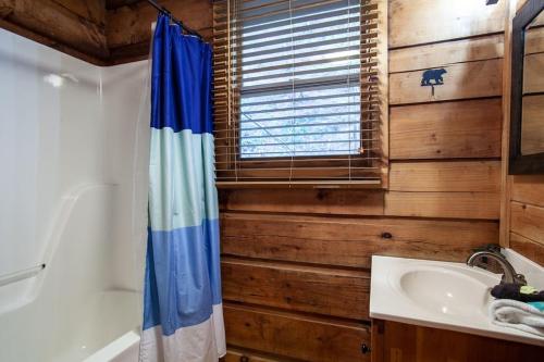 Cabin in the Woods w/ Hot Tub photo 76