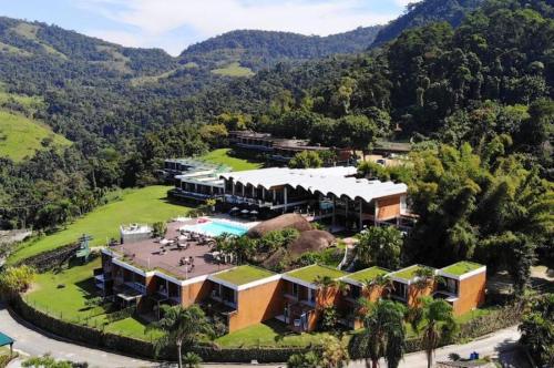 an aerial view of a large house with a resort at Angra dos Reis Flat Suíte no Portogalo in Angra dos Reis