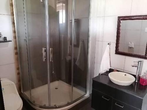 a bathroom with a shower and a toilet and a sink at FAKALI Homestay in Quito