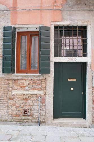 a green door on the side of a building at Appartamento Piera Rossa in Venice