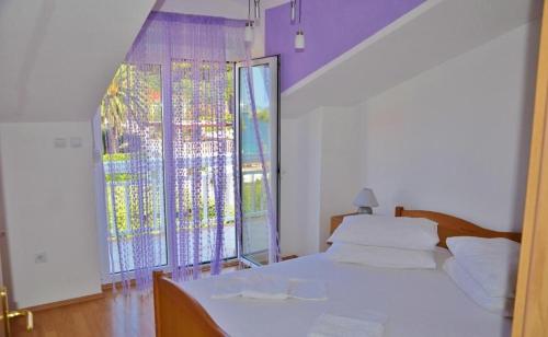 Postel nebo postele na pokoji v ubytování Apartment in Trogir with sea view, balcony, air conditioning, Wi-Fi (4786-3)