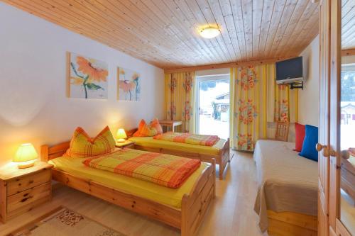 sypialnia z 2 łóżkami i oknem w obiekcie Ferienhaus in Klösterle w mieście Wilden