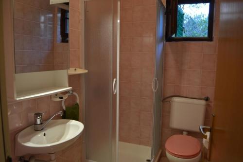Kúpeľňa v ubytovaní Apartment in Supetarska Draga with sea view, terrace, air conditioning, WiFi 4552-8