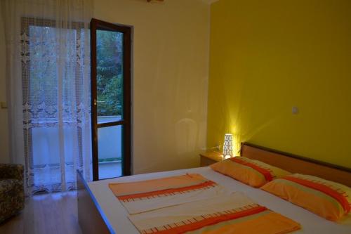 Posteľ alebo postele v izbe v ubytovaní Apartment in Supetarska Draga with sea view, terrace, air conditioning, WiFi 4552-8