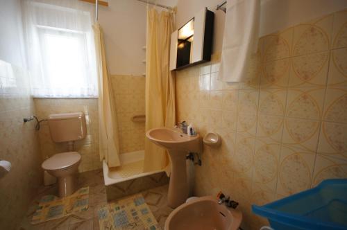 A bathroom at Apartment in Stara Novalja with sea view, terrace, air conditioning, WiFi (183-3)