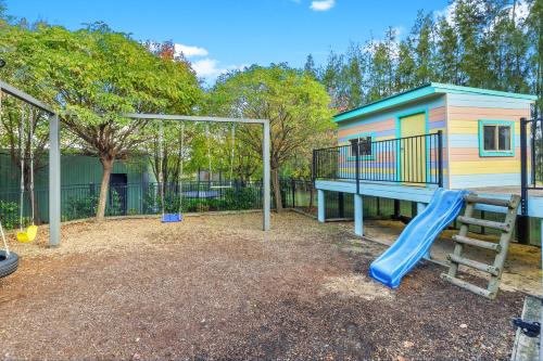 Zona de juegos infantil en Lovedale Escape 5br house